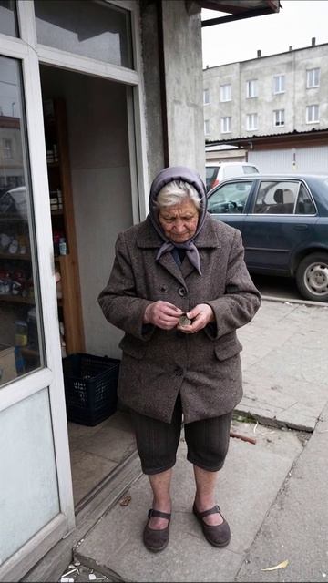 Жизнь на обочине: потерянные надежды #печаль #старость #одиночество