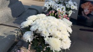 ЛЮСЕНЬКА ЛЮСЯ , ПРОСТИ , ДОРОГАЯ ... МОГИЛА ЛЮДМИЛЫ ГУРЧЕНКО УТОПАЕТ В ЦВЕТАХ . ПРОШЛО 15 ЛЕТ ...