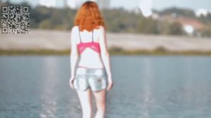 Девушка загорает