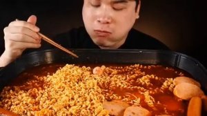 Мукбанг 8 порций лапши с сосисками и колбасой 🍔 фастфуд. Еда на камеру