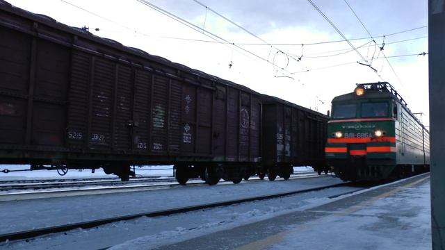 Макс смотрит поезда