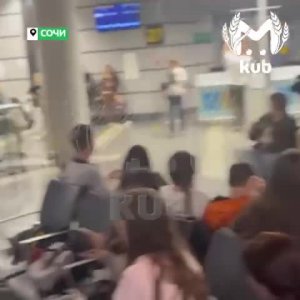 105 рейсов задержано из-за атаки беспилотников в аэропорту Сочи. Люди ждут вылетов почти 14 часов.