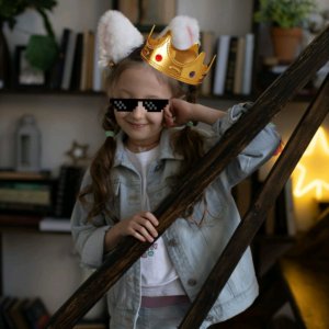 мой день проверяю уроки бужу уточек. делаю свои дела.