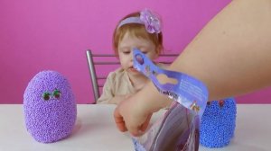 Настя открывает сюрпризы из шарикового пластилина с и