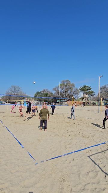 На волейбольной площадке Центрального пляжа Анапы идёт оживлённая игра