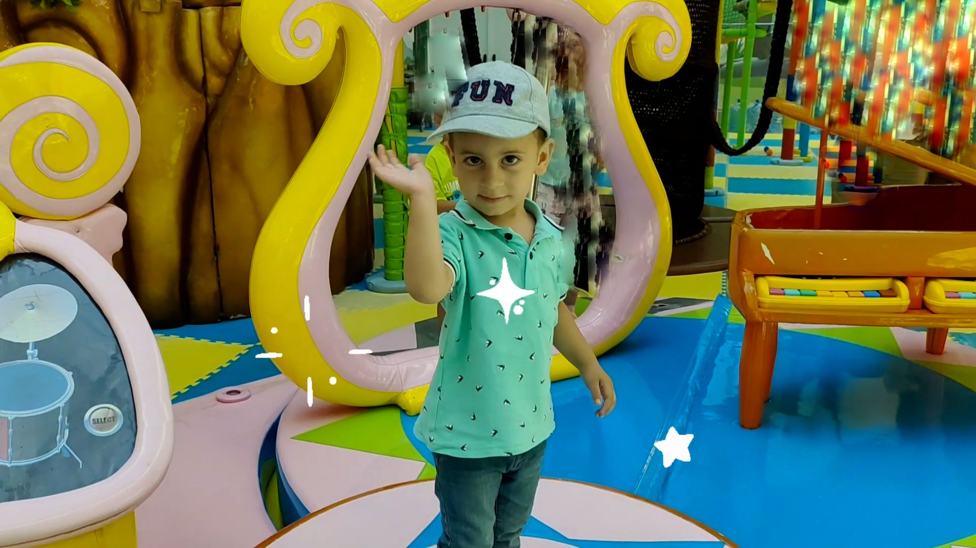 Эрик играет на музыкальных инструментах