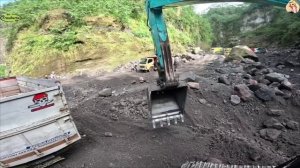 Строительство, экскаватор копает песок