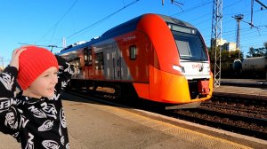 😱 МАКС И РОМА 🚂 СМОТРЯТ ПОЕЗДА НА ЖД ВОКЗАЛЕ!