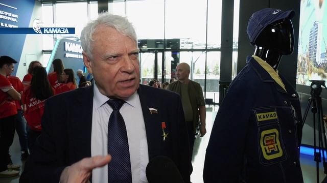 В Визит-центре автогиганта открылась выставка «Лица КАМАЗа»