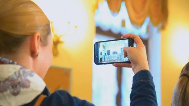 В Зимнем театре открылась выставка Ольги Осиповой «Чудеса случаются».