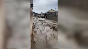 Более 4 тыс. человек эвакуировали из-за прорыва дамбы в Дагестане.