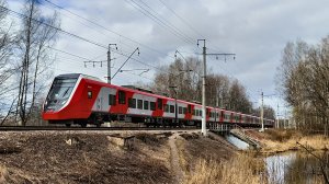 ЭС104 039 "Финист" сообщением Ораниембаум - Санкт-Петербург, отправляется от пл. Старый Петергоф