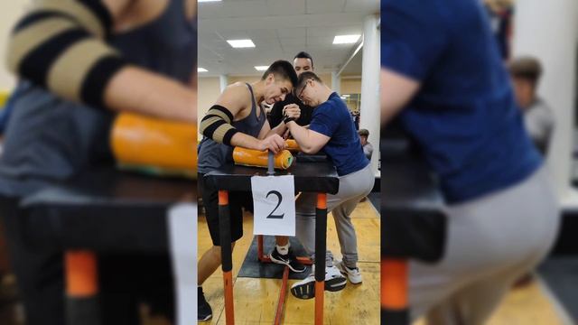 Соревнования по армрестлингу. Жесткие схватки