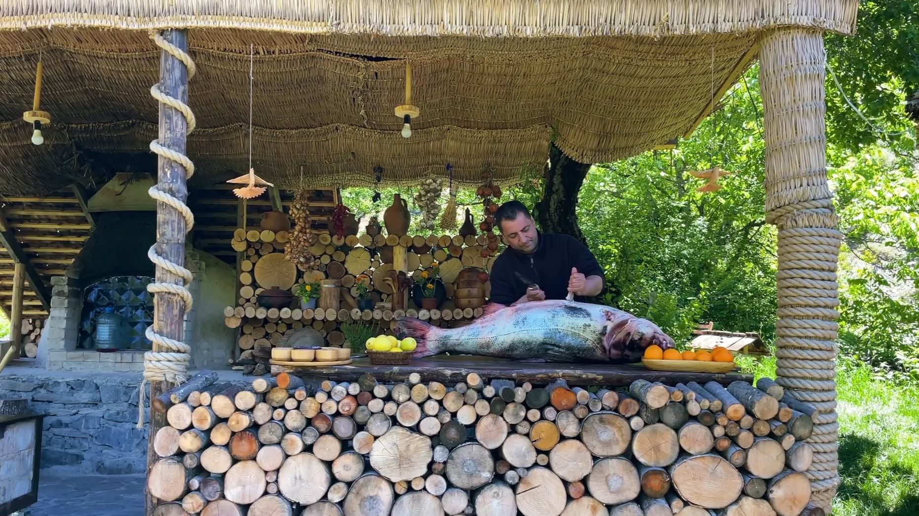 Огромный жареный и хрустящий толстолобик. Готовим на природе.