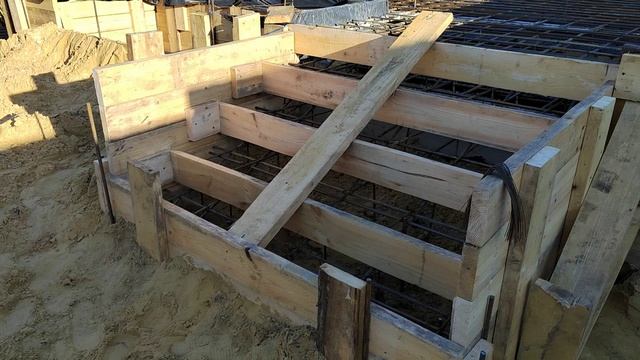 Строительство фундамента.