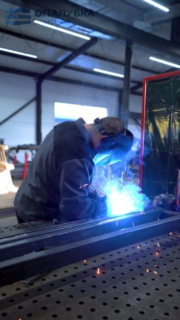 Идеально ровный монолит начинается с выравнивающей балки Опалубка-Домстрой! 👨🔧🔩