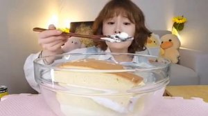 Мукбанг торт😳 необычно. Еда на камеру