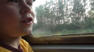 Макс смотрит поезда и катается на электричке Видео для детей про поезда и электрички