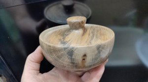 Сахарница из древесины ореха пекан и оснастка для отрезания под углом.