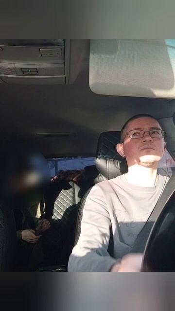 Девушка хотела попить энергетик с кайфом во время поездки?🤔 Помешал, еще и пристегнуться заставил😐