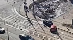 В Москве водитель без прав протащил по асфальту автоинспектора: кадры.