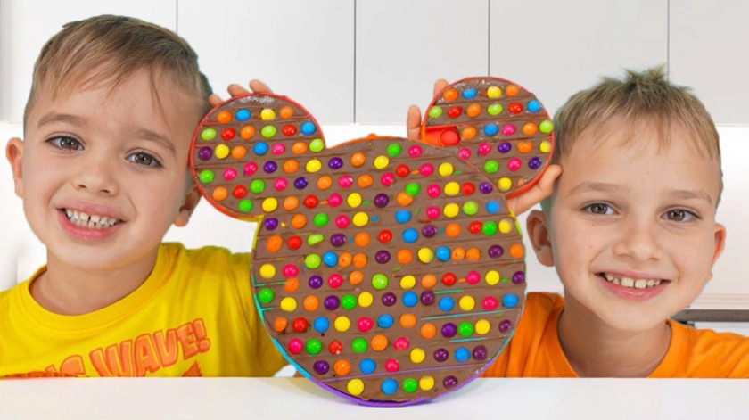 Влад и Никита играют в шоколадный поп ит челлендж