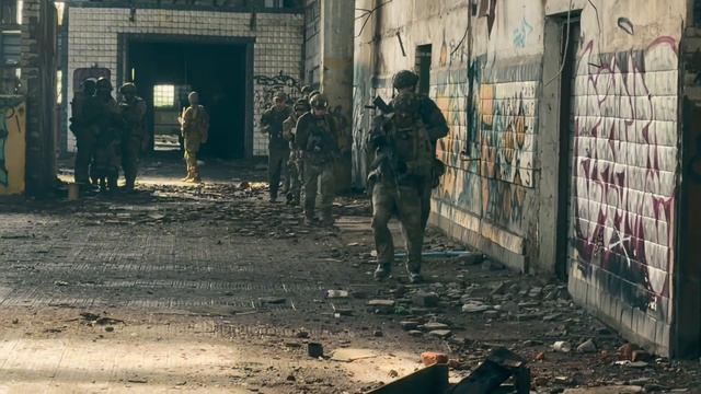 Совместная тренировка взрослых и курсантов на заводе