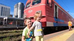 🚂 Дети смотрят на поезда 😄 приключения на станции