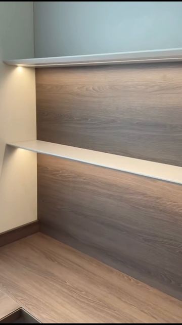 Шкаф и стол у окна. Цвет капучино, стекло в алюминиевой рамке с тонированным стеклом, подсветка.