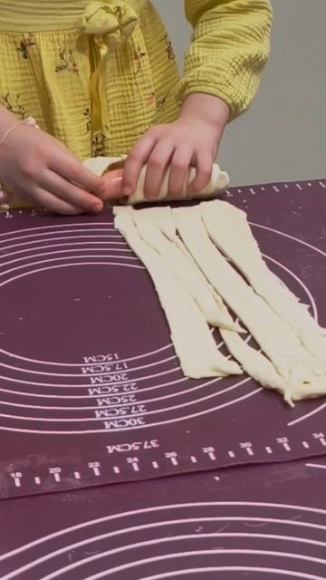 Сосиски в тесте, готовим с мамой #элягеннадьевна #вкуснота #еда