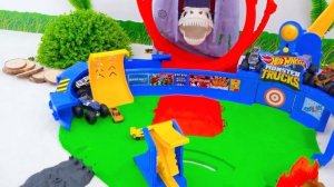 Влад и Никита играют с игрушечными машинками и сбегают от тираннозавра