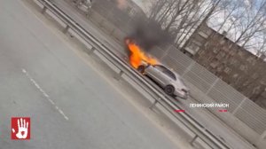 В центре Челябинска у школы-интерната для слабослышащих детей загорелся автомобиль