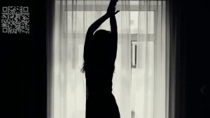 Девушка загорает