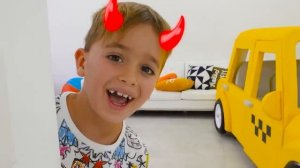 Крис и Ники учатся вместе играть и делиться игрушками