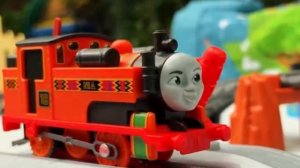 Для детей.  Паровозик Томас и его друзья! Играем паровозиками.