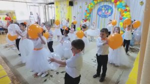 Красивый выход выпускников с шарами. Выпускной в детском саду