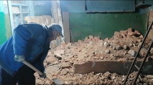 Расчистка комнаты после сноса печи #восстановление_дома