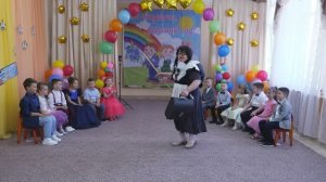 Очеровательная Баба-Яга на выпускном в детском саду