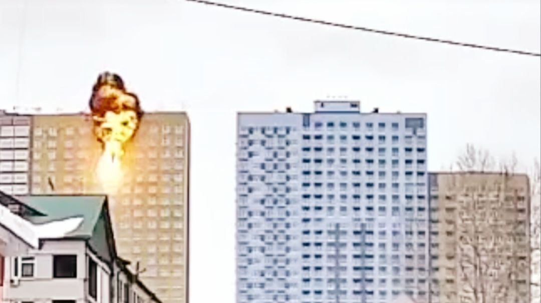 Дрон‑камикадзе летит прямо в окно