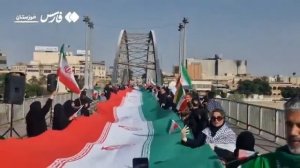 😱В Иране люди выстраиваются в живой щит на мостах