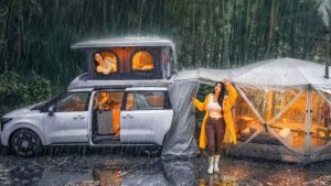 Кемпинг в сильный дождь в глубоком лесу.