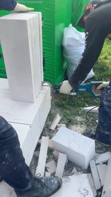 А вы чем пилите блок?