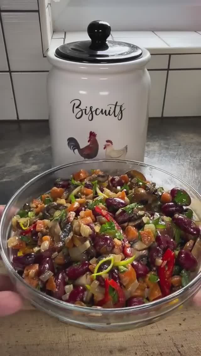 Салат с шампиньонами, морковью и красной фасолью.