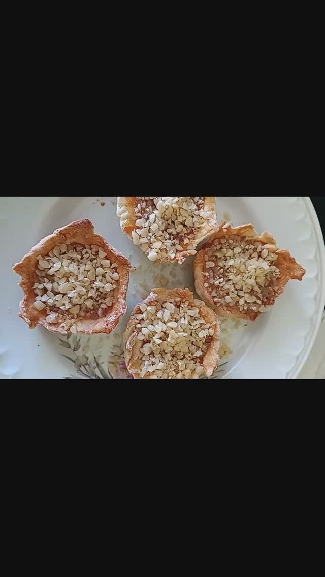 Песочные корзинки с карамелью, арахисом и шоколадом)