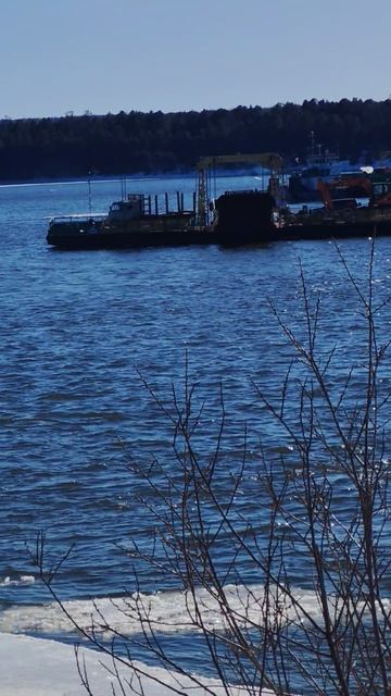 На Енисее ледоход. Паромы пошли, жизнь ожила!