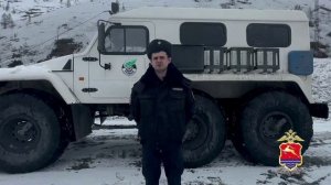 На Колыме полицейские спасли из снежного плена пассажиров автобуса, застрявшего на опасном перевале