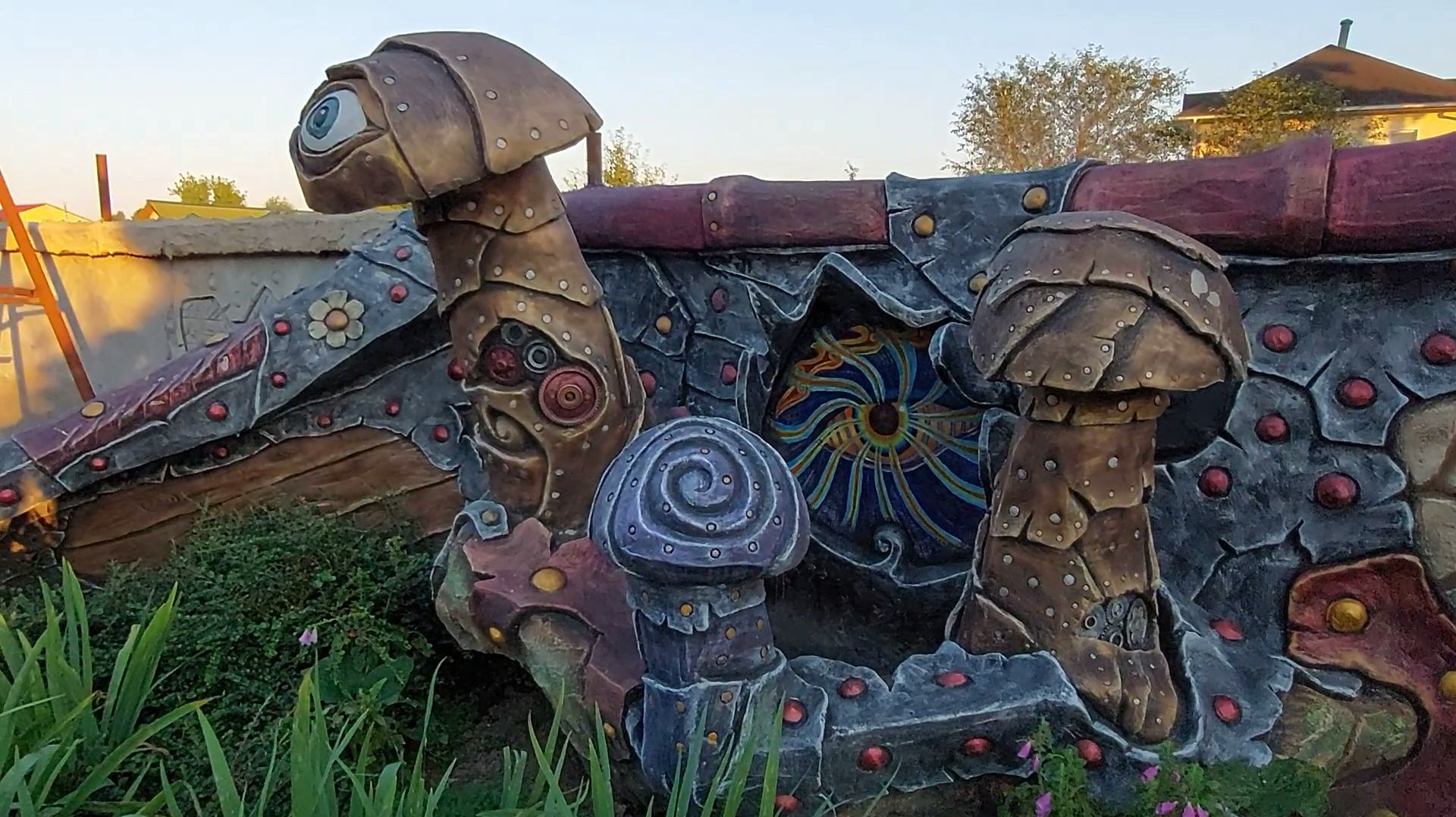 оформление цветочников на даче.забор. скуьптуры.