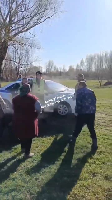 Полицаи заехали в село в поисках ухилянтов.