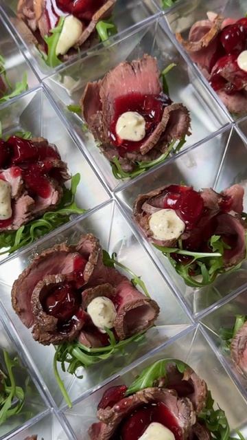 Есть закуски в особом прочтении.
🍒 Например, наш ростбиф с вишней, рукколой и трюфельным соусом.