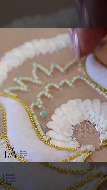 Как вышить объемную брошь "Лотос" с бархатными вставками